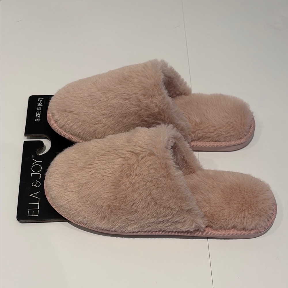 NWT Women's Pink Fuzzy Slippers size 6-7